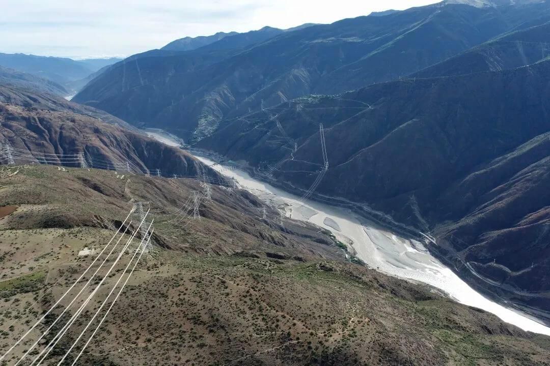 大落差、山区弱网、雪后低温环境|禅思 L2 复杂场景实测(图3) 川西高原输电线路